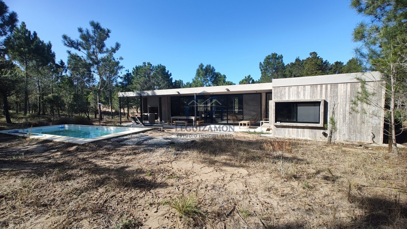 Casa en Venta en Barrio Privado Villa Roble con Pileta y 3 Dormitorios
