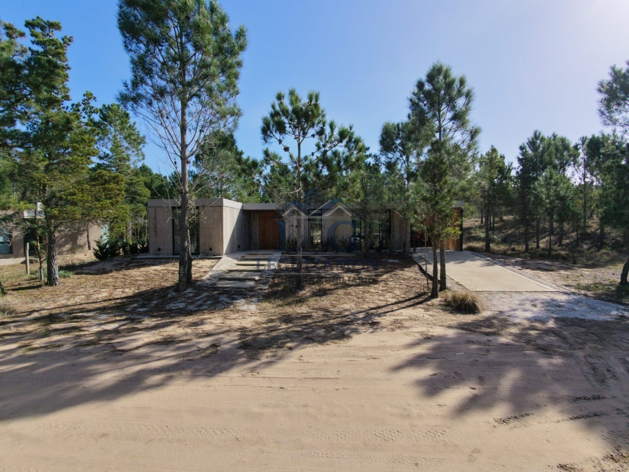 Casa en Venta en Barrio Privado Villa Roble con Pileta y 3 Dormitorios
