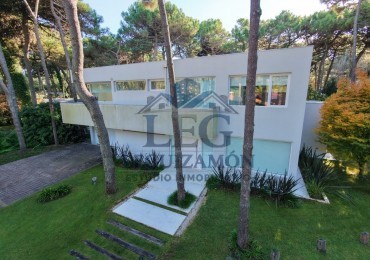 Casa en Venta en Pinamar Norte con 3 Dormitorios en Suites y Doble Garage
