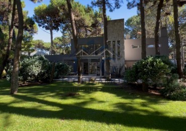 Casa en Venta en Pinamar Norte con 4 Dormitorios en Suites y Parrilla