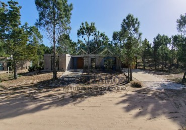 Casa en Venta en Barrio Privado Villa Roble con Pileta y 3 Dormitorios